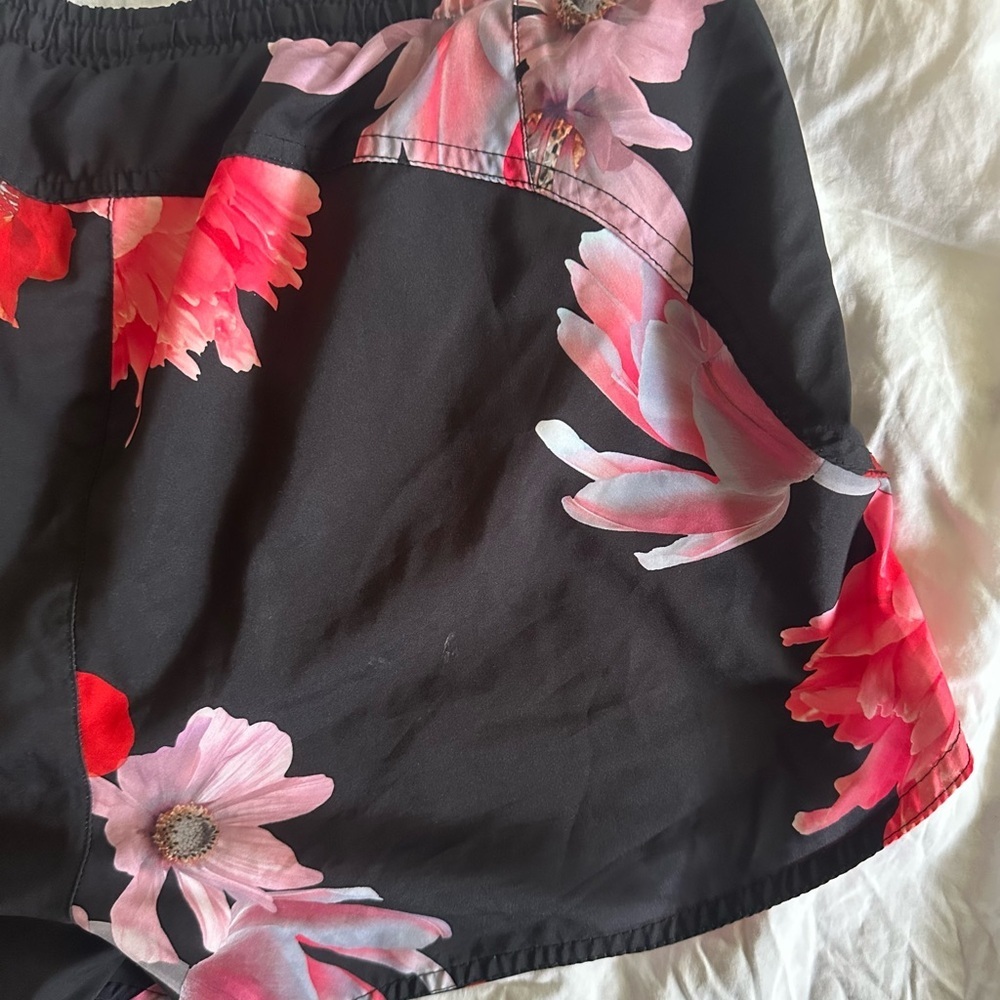 Bundle of 2 Old Navy Go-Dry Run Shorts: Size Large Floral and black leopard - Picture 5 of 15